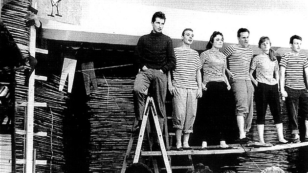 Radim Vainka (tet zprava) v pedstaven Velk prdlo z roku 1961