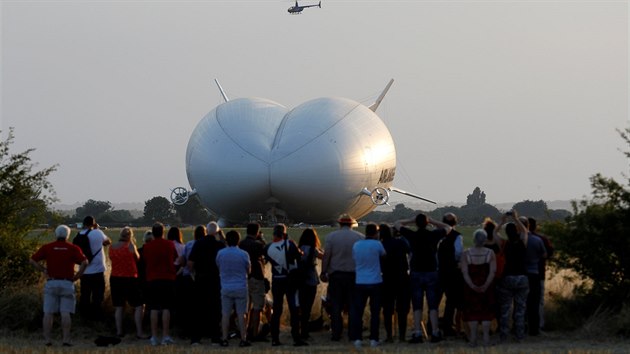 Prvnmu letu vzducholodi Airlander 10 pihlel dav divk a novin.