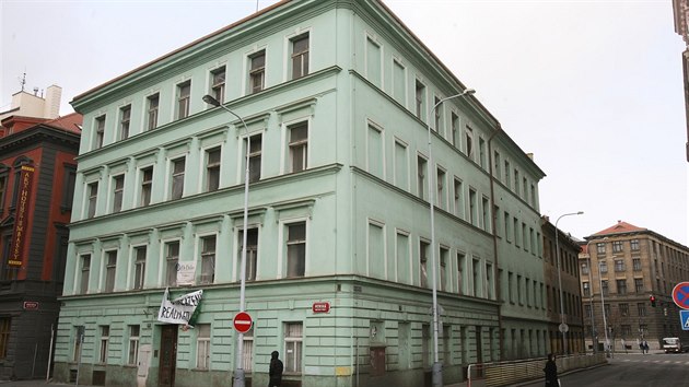 Činžovní dům v Petrské ulici obsadili v minulosti squatteři. 