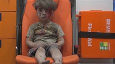 Z trosek v syrském Aleppu vytáhli vydené chlapce