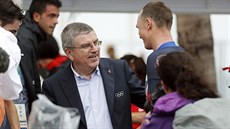 Šéf Mezinárodního olympijského výboru Thomas Bach gratuluje Chrisu Froomovi k...