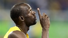 Usain Bolt d�kuje nebes�m za dal�í olympijské zlato.
