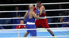 Rus Jevgenij Ti��enko (vpravo) úto�í na Kazacha Vasilije Levita.