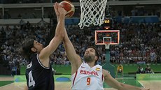 panlský basketbalista Felipe Reyes (vpravo) narazil. Braní ho Luis Scola z...