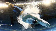 Americký plavec Michael Phelps sko�il do vody p�i olympijském závod� na 100...