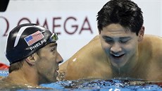 Amerian Michael Phelps gratuluje Josephu Schoolingovi, který vyhrál olympijský...