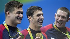 Americký plavec Michael Phelps se chlubí zlatou medailí, kterou získal v...