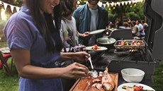 Gril Weber Go Anywhere je penosný a lze jej pohánt devným uhlím nebo...