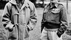Britský maršál Montgomery (vpravo) a velitel kanadské armády Harry Crear během...