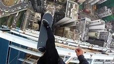 Skateboarder na vrcholu mrakodrapu v Hongkongu