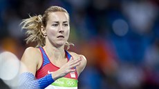 Denisa Rosolová v rozbhu olympijského závodu na 400 metr pekáek. (16. srpna...