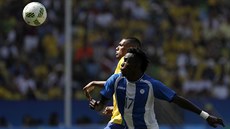Brazilský fotbalista Walace v souboji s Brayanem Ramirezem z Hondurasu. (17....