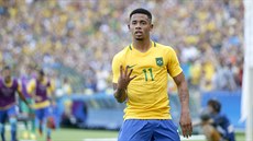 Brazilský fotbalista Gabriel Jesus se raduje ze vstelené branky do sít...