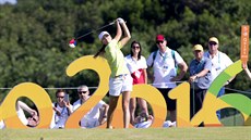 Klára Spilková při odpalu z tee v úvodním kole olympijského golfového turnaje....