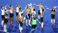 Argentintí pozemní hokejisté se radují ze zisku zlaté olympijské medaile po...