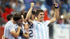 Argentinští pozemní hokejisté se radují ze zisku zlaté olympijské medaile po...