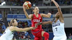 Američanka Diana Taurasiová prochází přes francouzské basketbalistky v...
