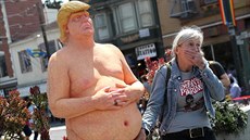 Socha nahého prezidentského kandidáta Donalda Trumpa pekvapila i kolemjdoucí v...