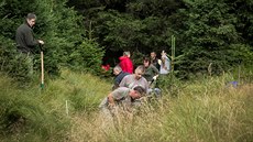 Dobrovolníci si v umavském národním parku vyzkoueli, jak se zavodují louky....