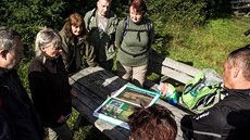 Dobrovolníci si v umavském národním parku vyzkoueli, jak se zavodují louky....