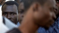 V mezinárodních vodách mezi Maltou a Libyí zachránila lo� Phoenix dal�í desítky...