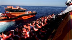 Pracovníci záchranné stanice MOAS (Migrant Offshore Aid Station) zachraují...