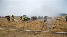Hasi�i likvidují po�ár na poli v Tuchom��icích, který zalo�ily d�ti, kdy�...