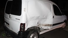 Opilý řidič se svým BMW narazil v Kozojídkách do sloupu veřejného osvětlení,...
