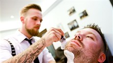 V brnnském barber shopu Gentlemen Brothers se o vizá mu dobe postarají.