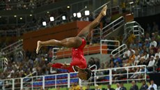 TAKKA DOKONALÁ. Simone Bilesová naala sbírku ty zlatých zlata v klání drustev, následovaly víceboj, peskok a prostná. 