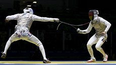 Enzo Lefort (vlevo) �ermuje na olympiád� s mobilem v zadní kapse kalhot