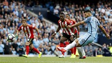PROMNNÁ PENALTA. Sergio Agüero posílá Manchester City do vedení v utkání...