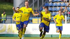 ROZHODUJÍCÍ GÓL. Konené skóre 2:1 pro domácí Zlín zaídil stoper Tomá Hájek....