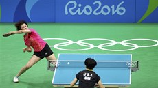 Ting Ning (čelem) a Li Siao-sia ve finále olympijského turnaje stolních...