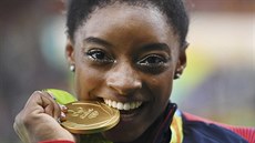 Americká sportovní gymnastka Simone Bilesová s olympijským zlatem z víceboje.