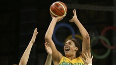 Australská basketbalistka Liz Cambageová stílí v utkání proti Japonsku.