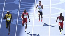 TOMU TO ALE B̎Í... Jamajský sprinter Usain Bolt (vlevo) v olympijském rozb�hu...