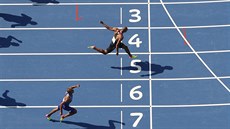 NEJLEP�Í NA STOVCE. Damian Warner (vp�edu) a Ashton Eaton úvodní disciplín�...