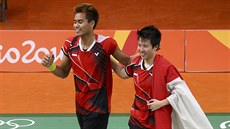 Badmintonisté Indonésie Tontowi Ahmad a Liliyana Natsirová po vítězství v...