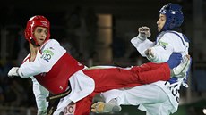 Jordánský taekwondista Ahmad Abughauš (vlevo) ve finálovém souboji kategorie do...