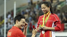 Čínský skokan Čchin Kchaj žádá přímo na olympijském sportovišti o ruku...