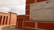 Opravené hradby u Hladomorny v Broumov