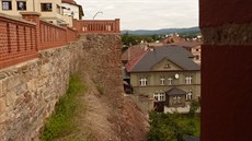 Opravené hradby u Hladomorny v Broumov.