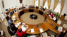 St�l, u n�j� plze�tí radní jednají nyní, slou�í u� �ty�icet let.