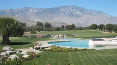 Výhled z domu na bazén a golfové hit