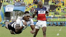 Fidžijský ragbista Semi Kunatani (vlevo) pokládá pětku za „dohledu“ Američana...