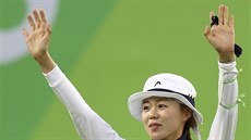 Korejka Čang Hje-čin se raduje z olympijského zlata v lukostřelbě.