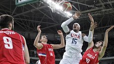 Americký basketbalista Carmelo Anthony zakončuje útočnou akci přes srbskou...