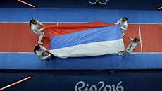 Družstvo ruských šavlistek se raduje z triumfu v olympijském závodě.