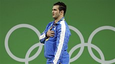 Íránský vzpěrač Sohráb Moradí si vychutnává na stupních vítězů triumf v...